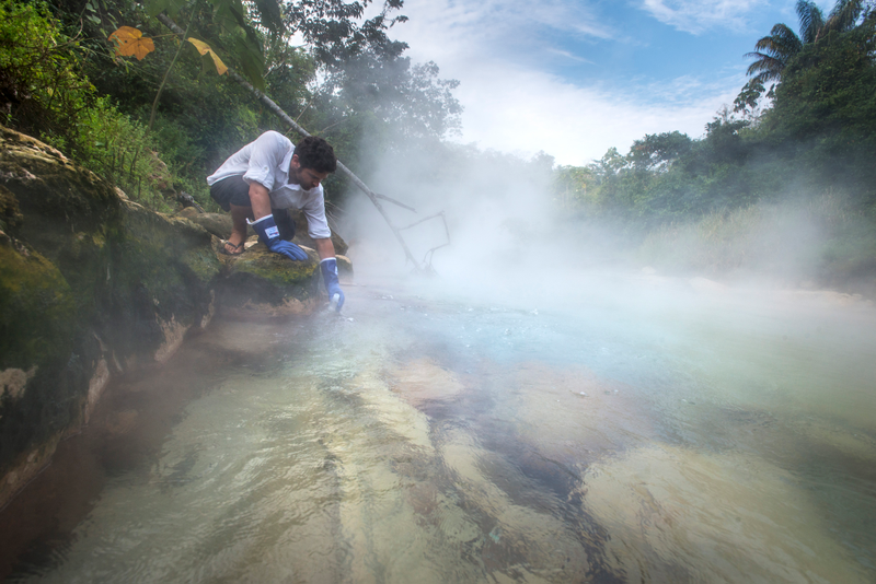 Andrés Ruzo mide la temperatura del río, que llega a los 97º C. Imagen: Devlin Gandy